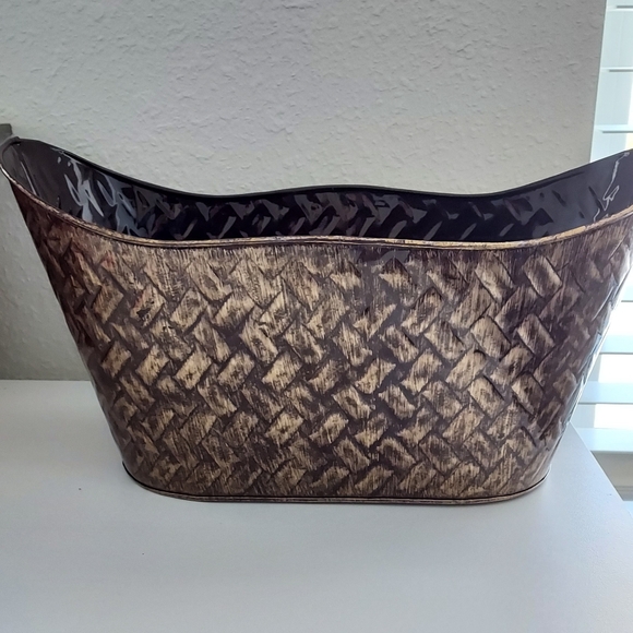 Hammered Basket Weave Metal Bronze Colored Oval Planter Bucket - Picture 6 of 8